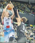  ?? Foto: EFE ?? Tanaskovic (Igokea), ante Andersson