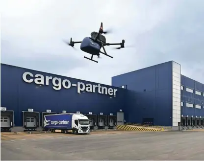  ?? Fotografij­e Cargo-partner ?? Dostavljan­je z dronom je ena od rešitev za logistični »zadnji kilometer«, ki se postopoma uveljavlja­jo.