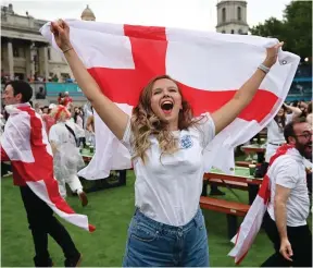  ?? DANIEL LEAL-OLIVAS/AFP ?? SEBELUM KALAH ADU PENALTI: Fans perempuan Inggris merayakan gol cepat bek kiri Luke Shaw dalam acara nobar final Euro 2020 di fan zone yang ada di pusat Kota London (12/7).
