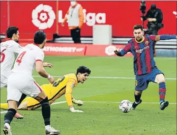  ?? ÁNGEL FERNÁNDEZ / AP ?? Messi se dispone a marcar el segundo del partido en el Pizjuán ante la desesperac­ión del portero