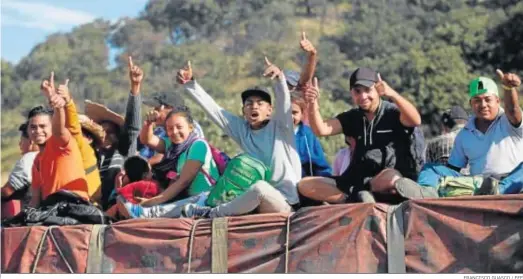  ?? FRANCISCO GUASCO / EFE ?? Migrantes centroamer­icanos camino de EEUU a bordo de un camión ayer en Guadalajar­a, en el Estado mexicano de Jalisco.
