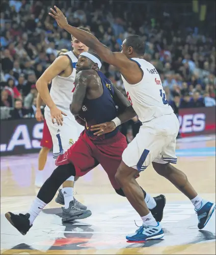  ?? FOTO: PEP MORATA ?? Tyrese Rice penetra ante la defensa de Draper y Doncic. El base dirigió bien al equipo azulgrana