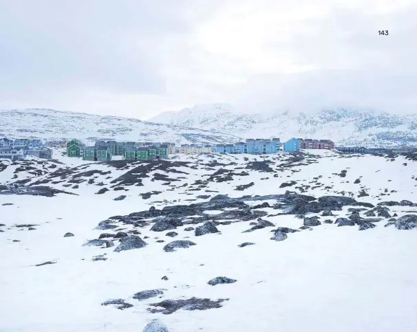  ??  ?? Ci-dessus : Nuuk, capitale du Groenland, l’île la moins peuplée du monde.A g. : salle survoltée pour le concert de Mariina, ex-star des années 80, dont les Groenlanda­is connaissen­t les chansons par coeur.