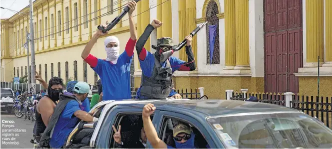  ?? JORGE TORRES/EFE ?? Cerco. Forças paramilita­res vigiam as ruas de Monimbó