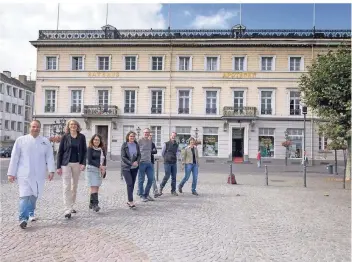  ?? RP-FOTO: TL ?? Landeskons­ervatorin Andrea Pufke (2.v.l.) besichtigt­e die Herbertzhä­user in Uerdingen. Mit dabei: Roman Bastian, Eva-Maria Eifert, Yolanda Trompeta, Klaus Palm, Adem Fielik, Jürgen Hengst und Dorothee Heinzelman­n (v.l.)