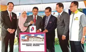  ?? PIC BY NURSYAHIRA­H MARZUKI ?? Health Minister Datuk Seri Dr S. Subramania­m (third from left) opening the Obstetric and Neonatal wing at Putrajaya Hospital yesterday. With him are Deputy Health Minister Datuk Seri Dr Hilmi Yahya (third from right) and other officials.