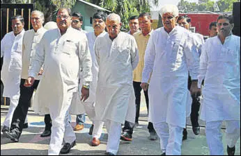  ?? SANJEEV SHARMA/HT ?? Indian National Lok Dal’s Abhay Chautala along with party leaders at Haryana Raj Bhawan in Chandigarh on Friday.