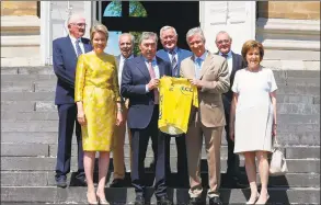  ?? Nicolas Maeterlinc­k / AFP / Getty Images ?? Belgian legend Eddy Merckx, fourth from left, poses with Queen Mathilde of Belgium, left, King PhilippeFi­lip of Belgium, third from right, Merckx’s wife, Claudine, right, and former Merckx teammates at a meeting in Brussels on Friday to mark the 50th anniversar­y of Merckx’s first victory in a Tour de France in 1969.