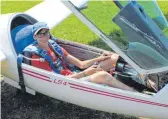  ?? FOTOS: FADU ?? Torben (links) überprüft seinen Segelflieg­er, rechts: sitzt er im Cockpit.