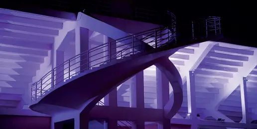  ??  ?? Tutelate
Le celebri scale elicoidali in cemento armato del Franchi progettate dall’architetto Pierluigi Nervi