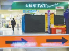  ?? AZIN GHAFFARI ?? T&T Supermarke­t at Pacific Place Mall plans to reopen on April 8 after a thorough sanitizing.