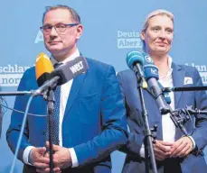  ?? FOTO: SEBASTIAN KAHNERT/DPA ?? Die neue Parteispit­ze der AfD: Tino Chrupalla und Alice Weidel nach ihrer Wahl in Riesa.