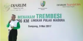  ??  ?? SAMBUT BAIK: Wakil Bupati Sampang H. Fadhilah Budiono memberikan apresiasi program penanaman Trembesi sepanjang 296 km lingkar Pulau Madura.