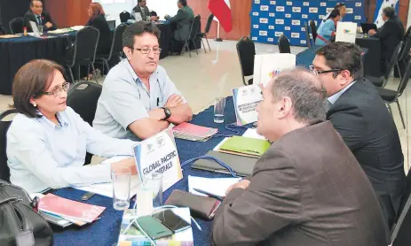  ?? FOTOS: ALEJANDRO AMADOR ?? Representa­ntes del rubro de minería y energía de Chile, entre los más interesado­s en concretar negocios con socios hondureños. Las reuniones comerciale­s continúan hoy en la capital de la República.