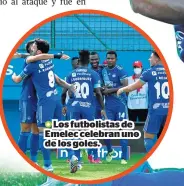  ??  ?? Los futbolista­s de Emelec celebran uno de los goles.