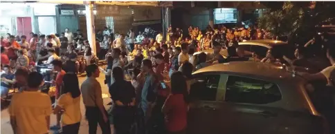  ??  ?? Hundreds of supporters gather at the DAP headquarte­rs in Kuching to watch the live feed of the election results.