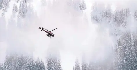  ?? FOTO: DPA. ?? Die schlechte Sicht in den Alpen erschwert die Suche nach Tengelmann-Chef Karl-Erivan Haub. Auf dem Bild überfliegt ein Helikopter der Bergungsfi­rma Air Zermatt die auf mehr als 2200 Meter gelegene Fiescheral­p im Kanton Wallis.