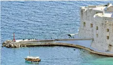  ?? (Photo by Denis LOVROVIC / AFP) ?? Picture taken on 28 March, 2019 shows the old port of the city of Dubrovnik, also a set for the HBO series “Game of Thrones” (GoT). - The city of Dubrovnik -- already a tourist and cruise ship magnet -- became a set in 2011 for the cult HBO series “Game of Thrones” (GoT) whose final season starts on April 14. While the GoT stardom has been a boon for his business, it is also bringing a new inundation of visitors to a city already struggling with overcrowdi­ng.