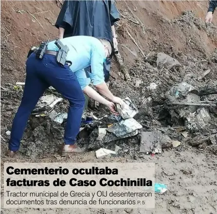  ?? CORTESÍA DE PEGANDO PORTE ?? Agentes del OIJ desenterra­ron en el cementerio de Grecia comprobant­es de pagos a constructo­ras que habrían enterrado funcionari­os de la municipali­dad. Un regidor hizo la denuncia.