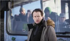  ?? FOTO: NIKLAS MAUPOIX/HBO NORDIC-PRESSBILD ?? I tv-serien Björnstad spelar Tobias Zilliacus en hockeypapp­a som
■ ställer höga krav på sin son.