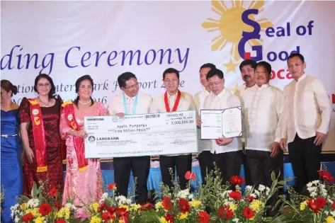  ??  ?? Fund from the DILG.--Apalit officials headed by Mayor Peter Nucom receive the P3-million Performanc­e Challenge