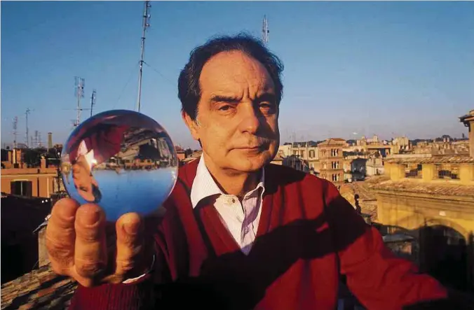  ?? Photo: Getty Images ?? L’écrivain italien Italo Calvino chez lui à Rome en décembre 1984.