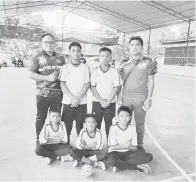  ?? ?? JUARA: Pasukan SK Pekan Pitas yang memenangi Kategori Bawah 12 Tahun bersama jurulatih Dee Harrydas (kanan) dan Razian (kiri).