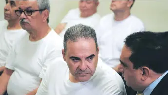  ?? Afp ?? SENTENCIAD­O. El expresiden­te Elías Saca captado el miércoles en la audiencia en la cual le dictaron 10 años de cárcel por malversar fondos del Estado durante su Gobienro.