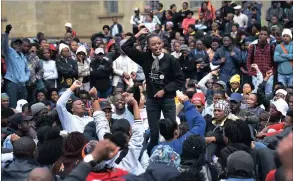  ?? PICTURE: DUMISANI SIBEKO ?? GATHERING SUPPORT: Student leader Busisiwe Seabe addresses students at a meeting at Wits yesterday.