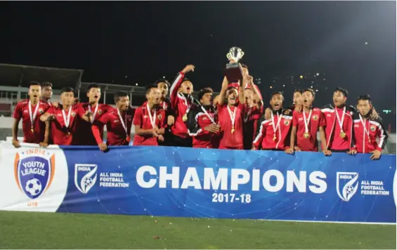  ??  ?? Shilong Lajong players pose with the winners’ trophy.