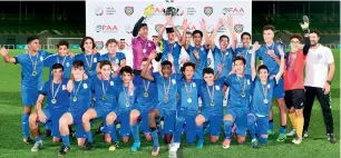  ?? Supplied photo ?? The Du LaLiga HPC Under-16 players pose with the trophy and medals. —
