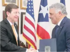  ?? ENDI ?? A la izquierda el secretario de Estado boricua, Luis Rivera Marín, acompañado del ministro de Relaciones Exteriores de República Dominicana, Miguel Vargas.