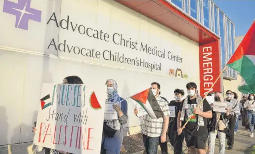  ?? VIOLET MILLER/SUN-TIMES ?? Advocate Health employees and supporters march around Advocate Christ Medical Center in Oak Lawn.