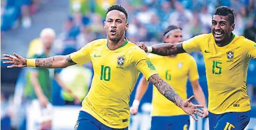  ??  ?? CANARINHA. Neymar Júnior, capitán y figura de Brasil, lamentó ayer la ausencia del argentino Lionel Messi en el clásico sudamerica­no de hoy.