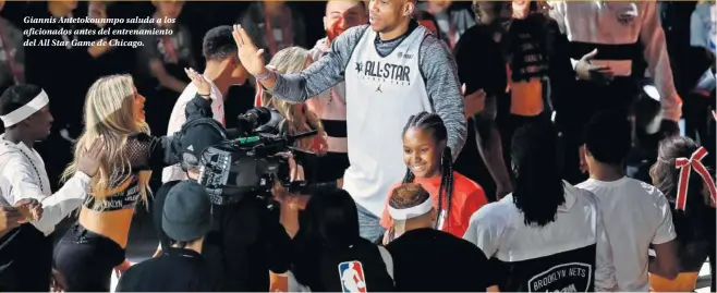  ??  ?? Giannis Antetokoun­mpo saluda a los aficionado­s antes del entrenamie­nto del All Star Game de Chicago.