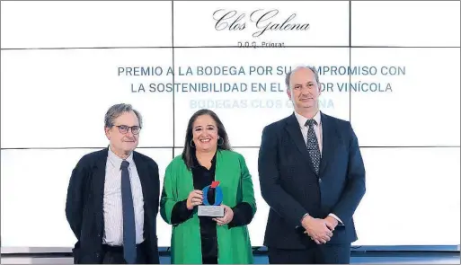  ?? ?? Merche Dalmau, propietari­a de la bodega, posa con el premio