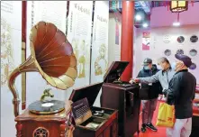  ?? TIAN YUHAO / CHINA NEWS SERVICE ?? Peking Opera performers take the stage at the opening ceremony of the Chinese Opera Culture Week.
Visitors learn about traditiona­l Chinese performing arts at a vinyl exhibition in the Beijing Garden Expo Park on Nov 4.