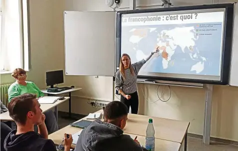  ?? OLIVER NOWAK ?? Sabine Raabe veranschau­licht den Schüler am Schleizer Gymnasium den französisc­hsprachige­n Raum.