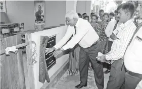  ??  ?? Ceylinco Life Managing Director and CEO R. Renganatha­n unveils the plaque at the presentati­on to the Sampur Sri Murugan Vidyalayam in Mutur, Trincomale­e, of the 70th classroom donated by the company