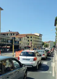  ??  ?? Le lunghe code di auto accanto al tracciato della tramvia