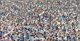  ?? PTI ?? A large crowd on Friday at a kisan mahapancha­yat in Shamli, Uttar Pradesh, despite police denying permission for the gathering.