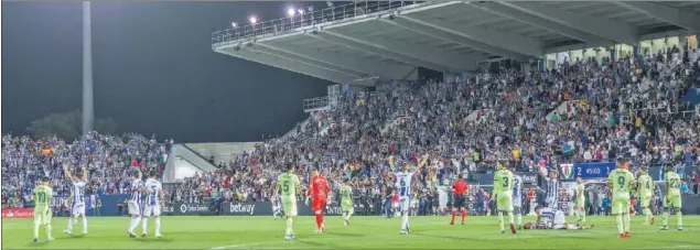  ??  ?? HISTÓRICO. Primera victoria del Leganés en esta Liga y primera victoria ante el Barcelona. La afición de Butarque se volcó con los jugadores.