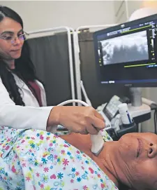  ?? FOTO: JORGE GONZÁLEZ. ?? ESTUDIO. El cáncer de tiroides se detecta por nódulos en el cuello y se confirma con un ultrasonid­o.