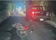  ?? ?? Policías de Tizimín encontraro­n a una persona tirada en el pavimento, junto a su motociclet­a, a pocos metros de la iglesia de Chan Cenote