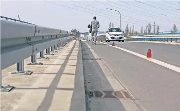  ?? NGZ-FOTO: ATI ?? Die Brücke zwischen Kaarst und der Morgenster­nsheide soll gesperrt werden. Der Stadtrat ist dagegen.