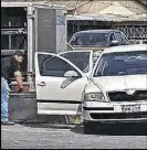  ?? Fotos: EXTRA ?? La víctima quedó sobre el asiento del copiloto en el carro que manejaba.