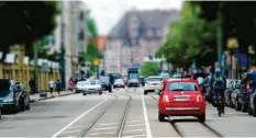  ?? Foto: Silvio Wyszengrad ?? In der Hermanstra­ße muss Platz für Autos, Radler und die Tram sein. Eigene Radspuren sind nur teilweise möglich.