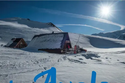  ??  ?? Refuge des Lacs Merlet, 2406 m.
Timy en grosse peuf au pied de Grosse Tête, de quoi s’amuser.