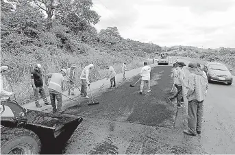  ?? FOTO: EL DIARIO ?? La Prefectura de Manabí avanza en el bacheo de la vía Portoviejo-la Pilacerro Guayabal. También hace recapeo en el tramo Portoviejo-peaje.