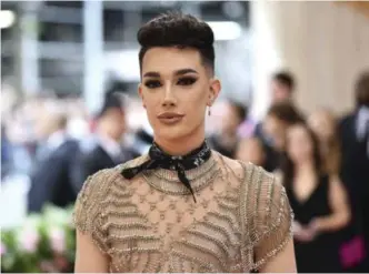  ?? CHARLES SYKES, AP/NTB SCANPIX ?? YouTube-stjerner som James Charles tjener enorme summer på å reklamere for andres og egne produkter. Og når det er store penger involvert, blir det lett bråk og bruk av tungt skyts – som gråtevideo­er.